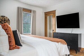 5 bedrooms, desk, iron/ironing board, travel cot