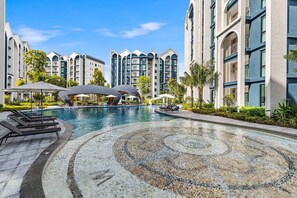 6 Außenpools, Sonnenschirme, Liegestühle