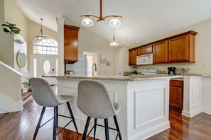 Fridge, microwave, oven, stovetop - Sun Kissed Pool Home in Kissimmee (Kissimmee)