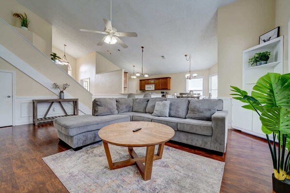TV, offices - Sun Kissed Pool Home in Kissimmee (Kissimmee)
