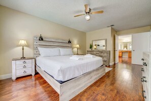 4 bedrooms, desk, iron/ironing board, travel crib - Sun Kissed Pool Home in Kissimmee (Kissimmee)