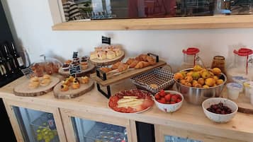 Café da manhã com buffet grátis todos os dias