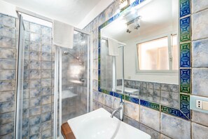 Shower, bidet, towels, shampoo - Casa Mary by Rentbeat (Carovigno - Specchiolla)