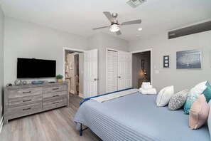 4 bedrooms, iron/ironing board, travel cot, WiFi - Walk to Gulf! 4BR Pool, 1-Level (Fort Myers Beach)