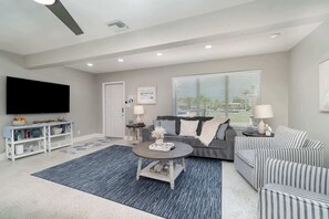 TV - Walk to Gulf! 4BR Pool, 1-Level (Fort Myers Beach)