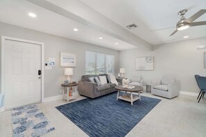 TV - Walk to Gulf! 4BR Pool, 1-Level (Fort Myers Beach)