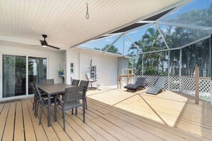 Outdoor dining - Walk to Gulf! 4BR Pool, 1-Level (Fort Myers Beach)