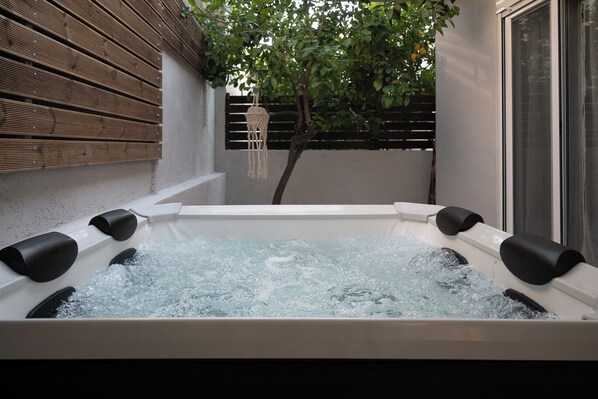 Outdoor spa tub