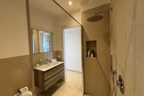 Regadera, bidet, toallas 