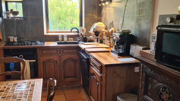 Een koelkast, een oven, een kookplaat, een vaatwasser