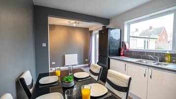 Rumah, 4 kamar tidur | Dapur pribadi | Lemari es besar, microwave, oven, dan kompor