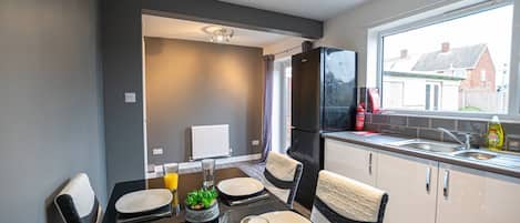 Casa, 4 camere da letto | Cucina privata | Frigorifero con congelatore, microonde, forno, piano cottura