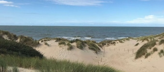 Modern, bright holiday home with garden near dunes