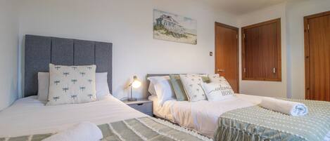 2 室のベッドルーム、アイロン / アイロン台、WiFi、ベッドシーツ