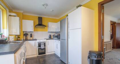 Carloway House; Spacious 2 bed house, free parking.