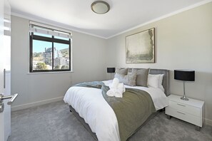 2 bedrooms, iron/ironing board, free WiFi, bed sheets - Stylish 2BR in De Waterkant Mountain & City Views Cape Town (Cape Town)