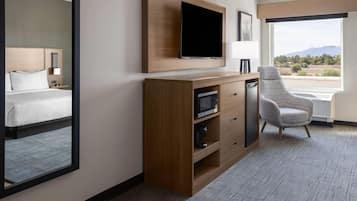 Habitación, 1 cama King size, acceso para personas con movilidad reducida (Roll-In Shower) | Escritorio, espacio para trabajar con laptop y cortinas blackout