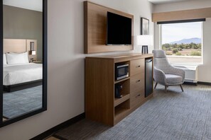 Room, 1 King Bed, Mobility Accessible, Non Smoking (Roll-In Shower) | Desk, laptop workspace, blackout drapes, iron/ironing board - La Quinta Inn & Suites by Wyndham Phoenix West / Glendale (Phoenix)