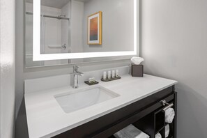 Hair dryer, towels, soap, shampoo - La Quinta Inn & Suites by Wyndham Phoenix West / Glendale (Phoenix)
