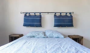 5 bedrooms, iron/ironing board, WiFi, bed sheets