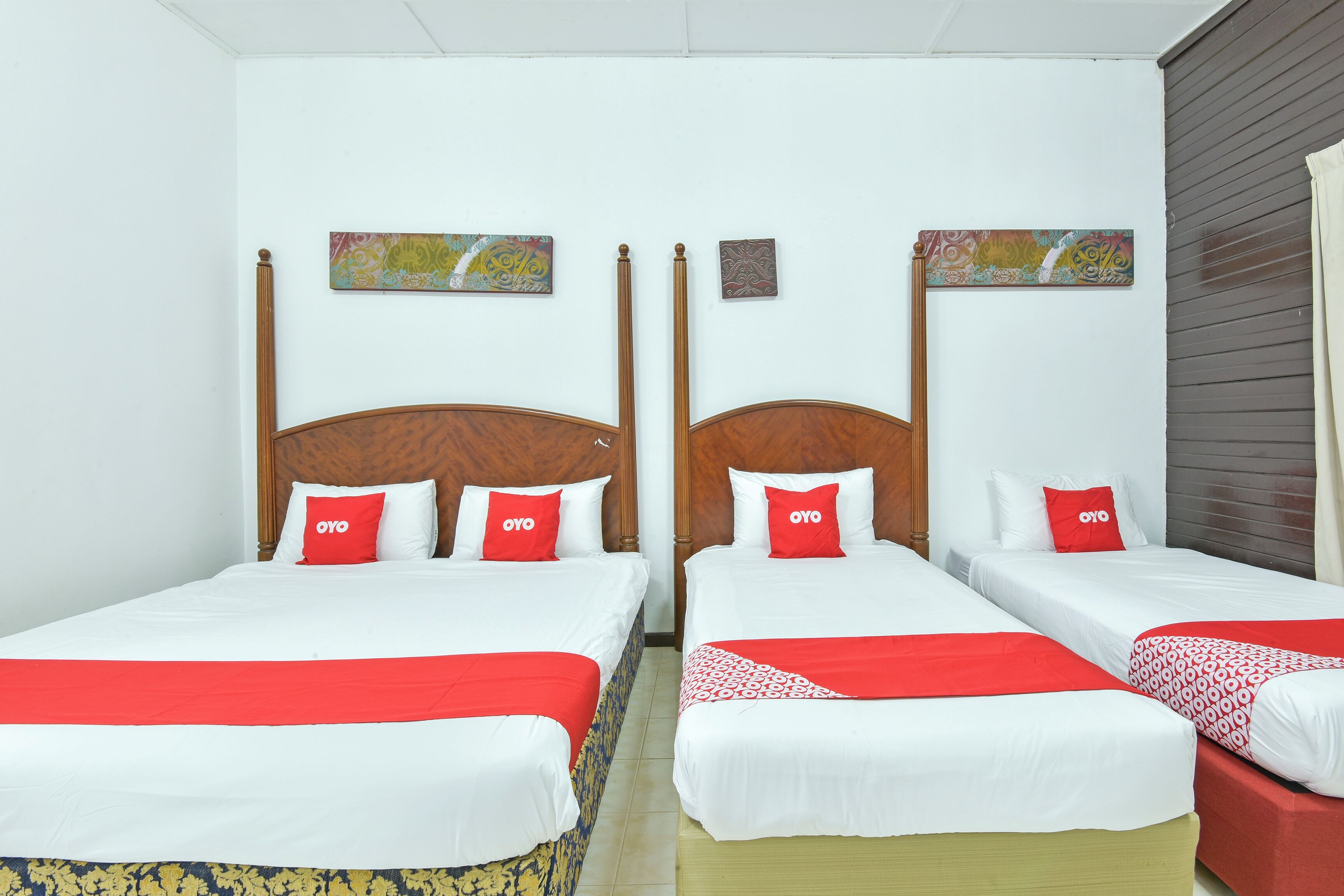 Escritorio, espacio para trabajar con laptop y ropa de cama 