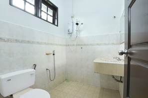 Family Suite | Bathroom | Shower, rainfall showerhead, hair dryer, towels - Hotel O Asiacamp Resort National Park Kuala Tahan (Kuala Tahan)