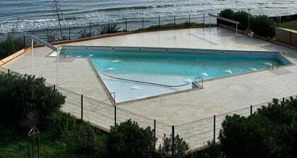 Appartement les pieds dans l'eau avec piscine et accÚs privé à la plage.