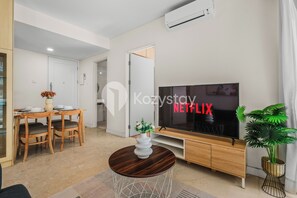 Appartement, 2 chambres, vue ville | Coin séjour | TV connectée de 43 pouces avec chaînes par câble, Netflix
