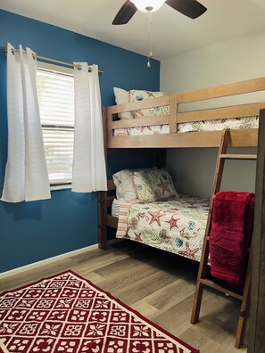 3 habitaciones, tabla de planchar con plancha, wifi y ropa de cama 