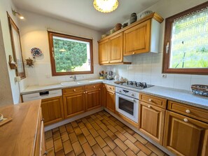 Fridge, oven, stovetop, dishwasher