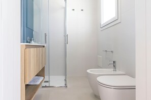 Familie vierpersoonskamer, op benedenverdieping | Badkamer | Een bidet, handdoeken, toiletpapier
