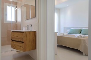 Superior tweepersoonskamer, balkon | Badkamer | Een bidet, handdoeken, toiletpapier