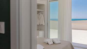 Minibar, desk, laptop workspace, free WiFi