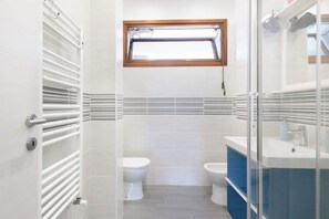 Douche, sèche-cheveux, serviettes fournies, savon