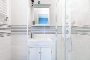 Een douche, een haardroger, handdoeken, zeep