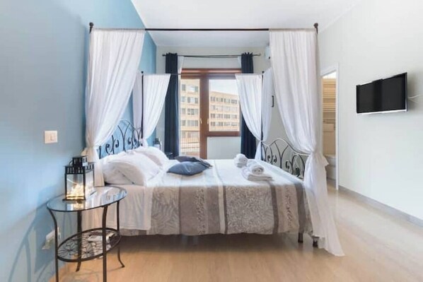 3 bedrooms, desk, iron/ironing board, travel cot - Laterani Suite 3bedrooms parking (Roma)