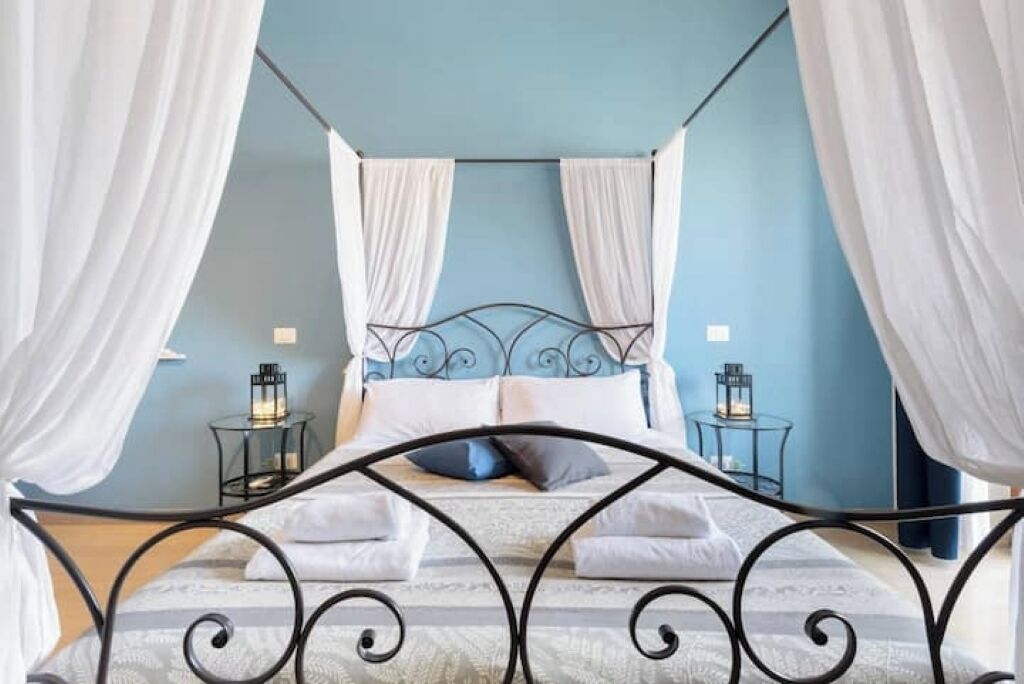 3 chambres, bureau, fer et planche à repasser, lit de bébé portatif