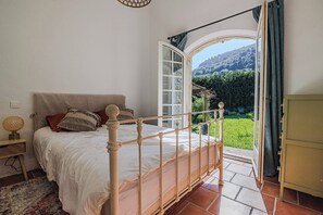 4 quartos, ferros/tábuas de passar roupa, berço de viagem