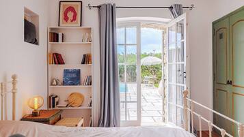 4 bedrooms, iron/ironing board, travel cot, free WiFi