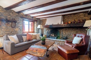 Living area - Casa Joan de Fontsagrada, house in a pre-Pyrenean village ideal for cycling routes. (Fontsagrada)