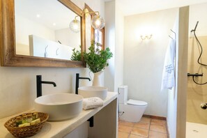 Shower, hair dryer, soap - Casa Joan de Fontsagrada, house in a pre-Pyrenean village ideal for cycling routes. (Fontsagrada)