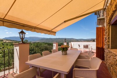 Casa Joan de Fontsagrada, house in a pre-Pyrenean village ideal for cycling routes.