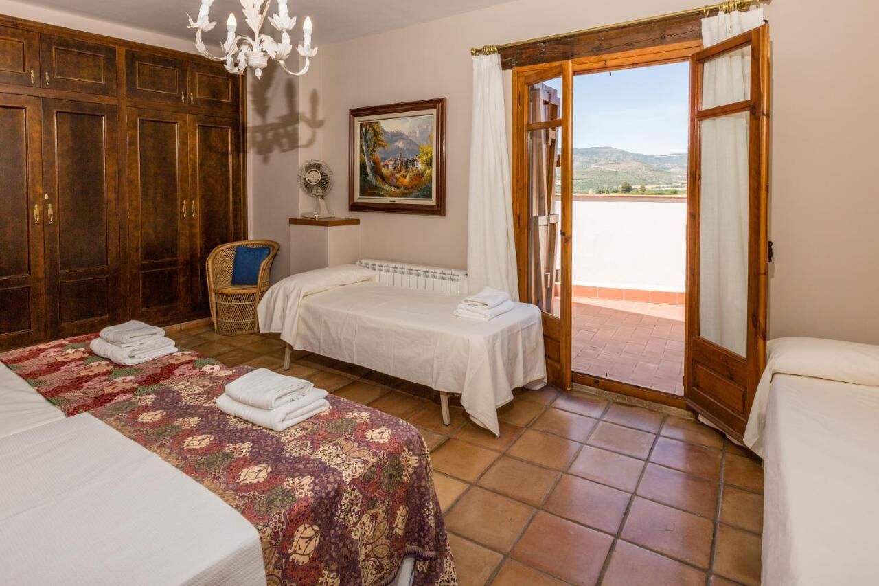 5 dormitorios, tabla de planchar con plancha, ropa de cama