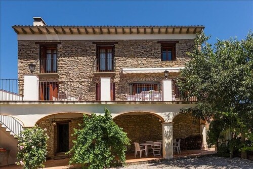 Casa Joan de Fontsagrada, house in a pre-Pyrenean village ideal for cycling routes.
