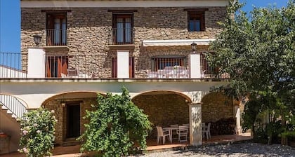 Casa Joan de Fontsagrada, house in a pre-Pyrenean village ideal for cycling routes.
