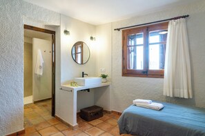 5 bedrooms, iron/ironing board, bed sheets