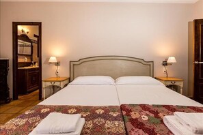 5 bedrooms, iron/ironing board, bed sheets