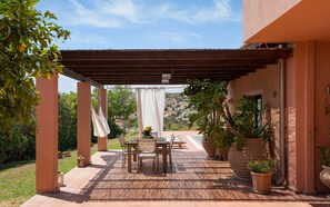 Outdoor dining - Calm Retreat Villa Lagonisi (Saronikos)