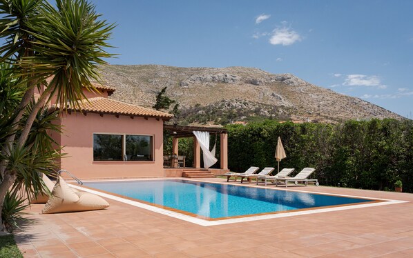 Villa, vista a la alberca | Caja de seguridad en la habitación, escritorio y cortinas blackout 