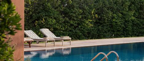 Piscine extérieure (ouverte en saison), chaises longues